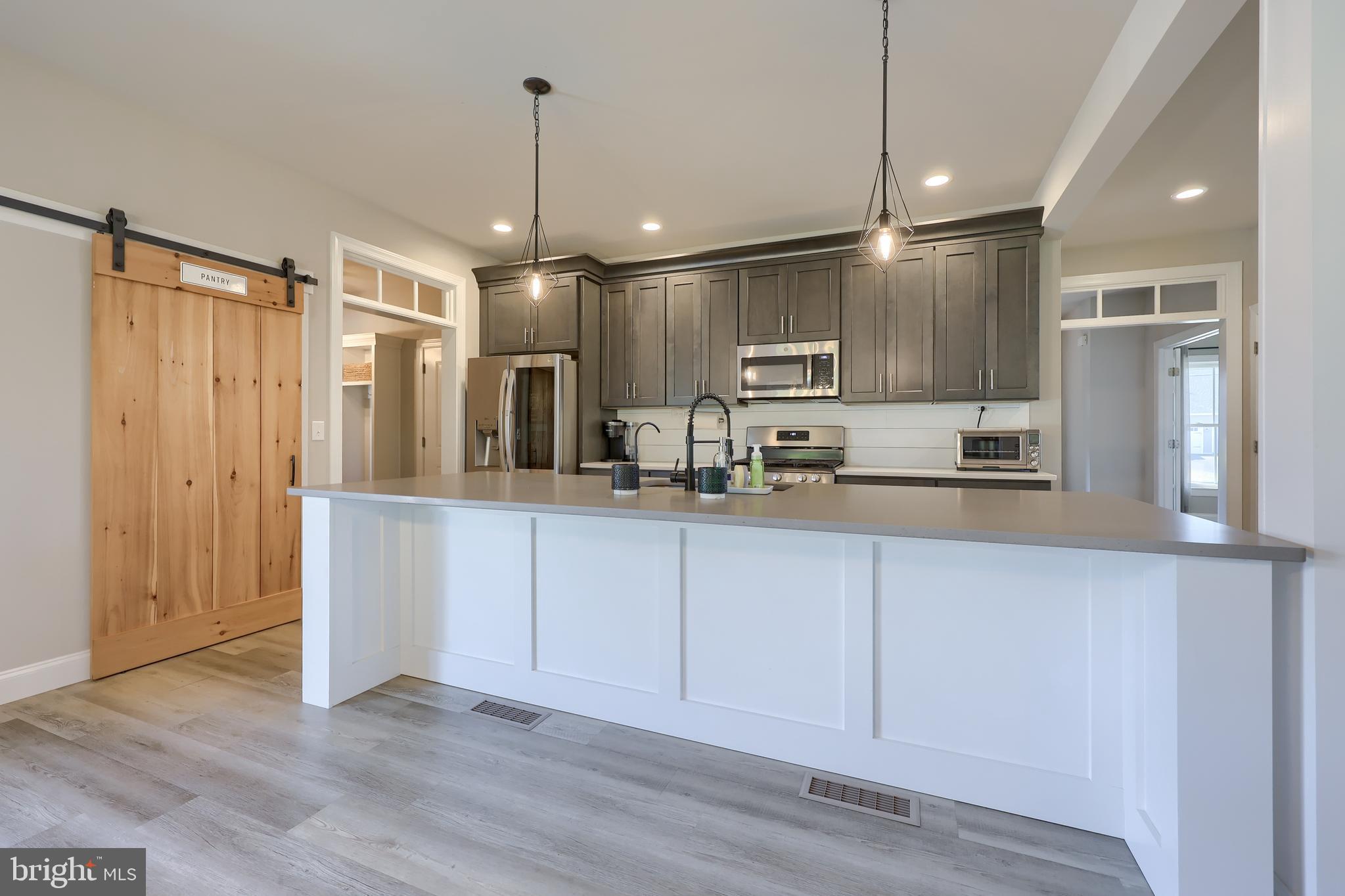 LAKESIDE VILLAS - Residential