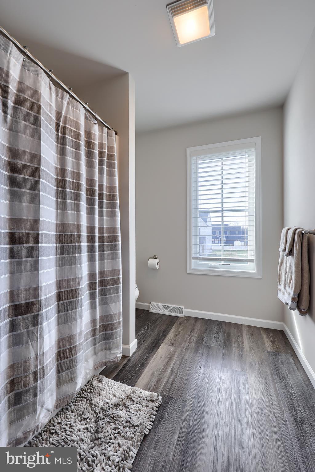 LAKESIDE VILLAS - Residential