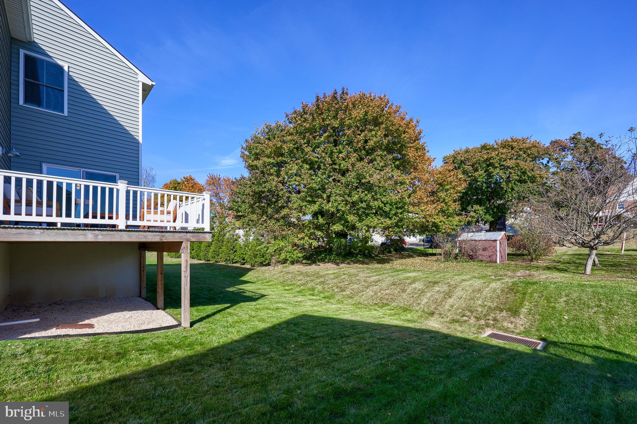 LAKESIDE VILLAS - Residential