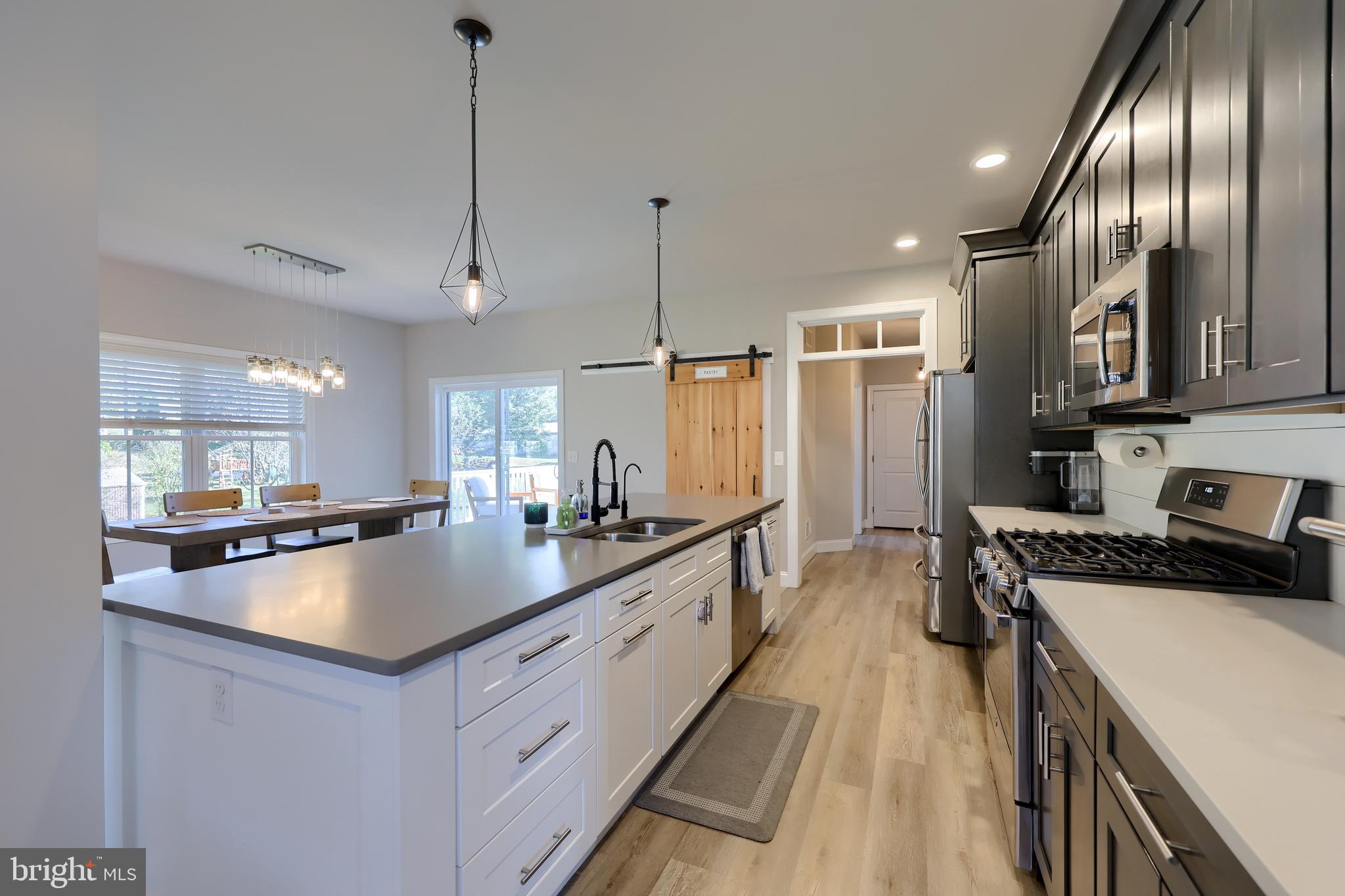 LAKESIDE VILLAS - Residential