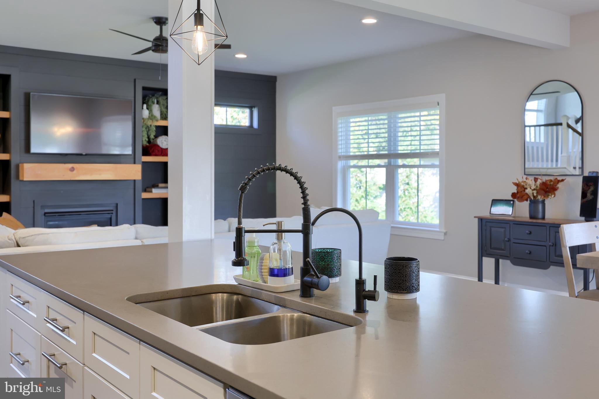 LAKESIDE VILLAS - Residential