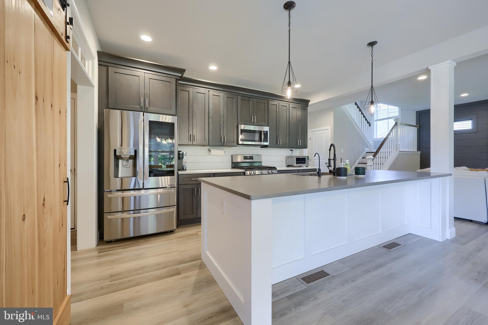 LAKESIDE VILLAS - Residential