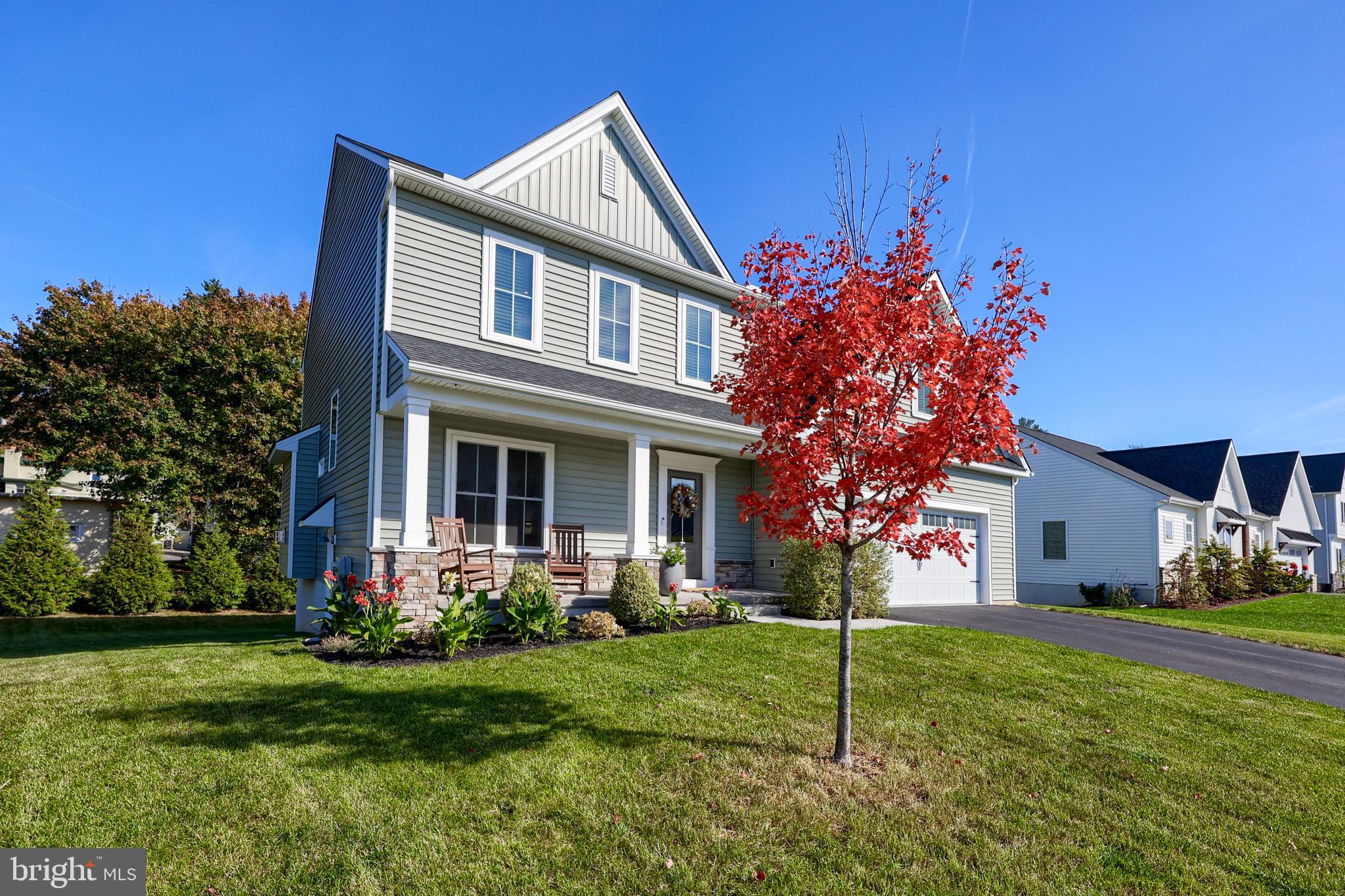 LAKESIDE VILLAS - Residential