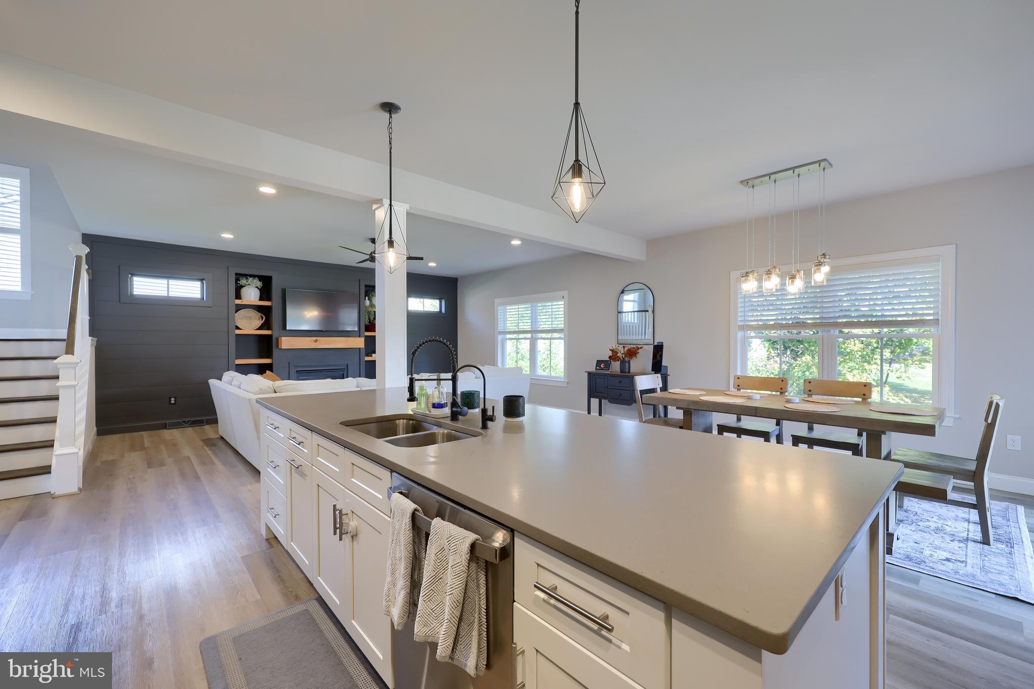 LAKESIDE VILLAS - Residential