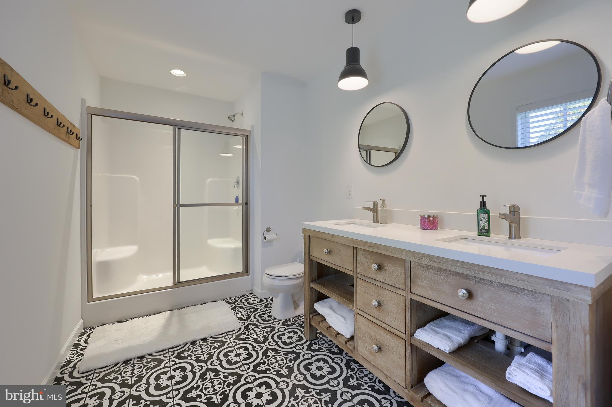 LAKESIDE VILLAS - Residential