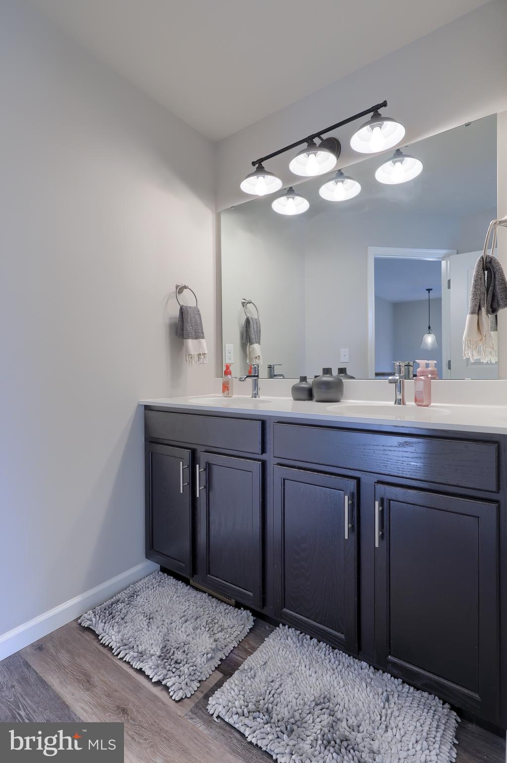 LAKESIDE VILLAS - Residential