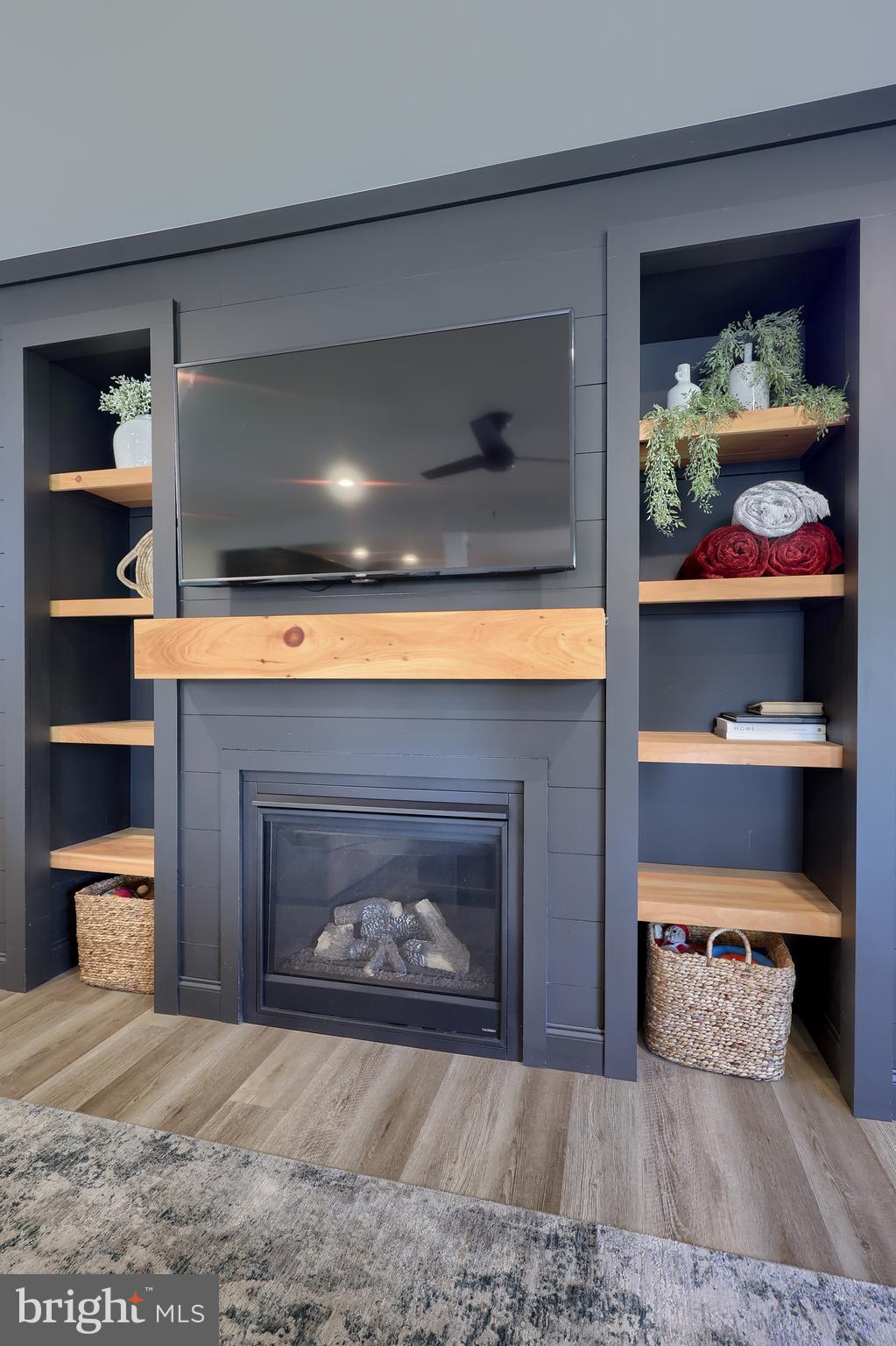 LAKESIDE VILLAS - Residential