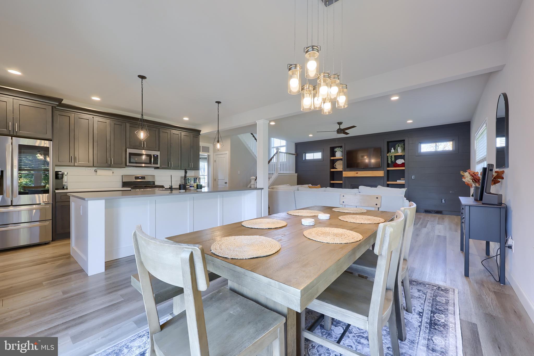 LAKESIDE VILLAS - Residential