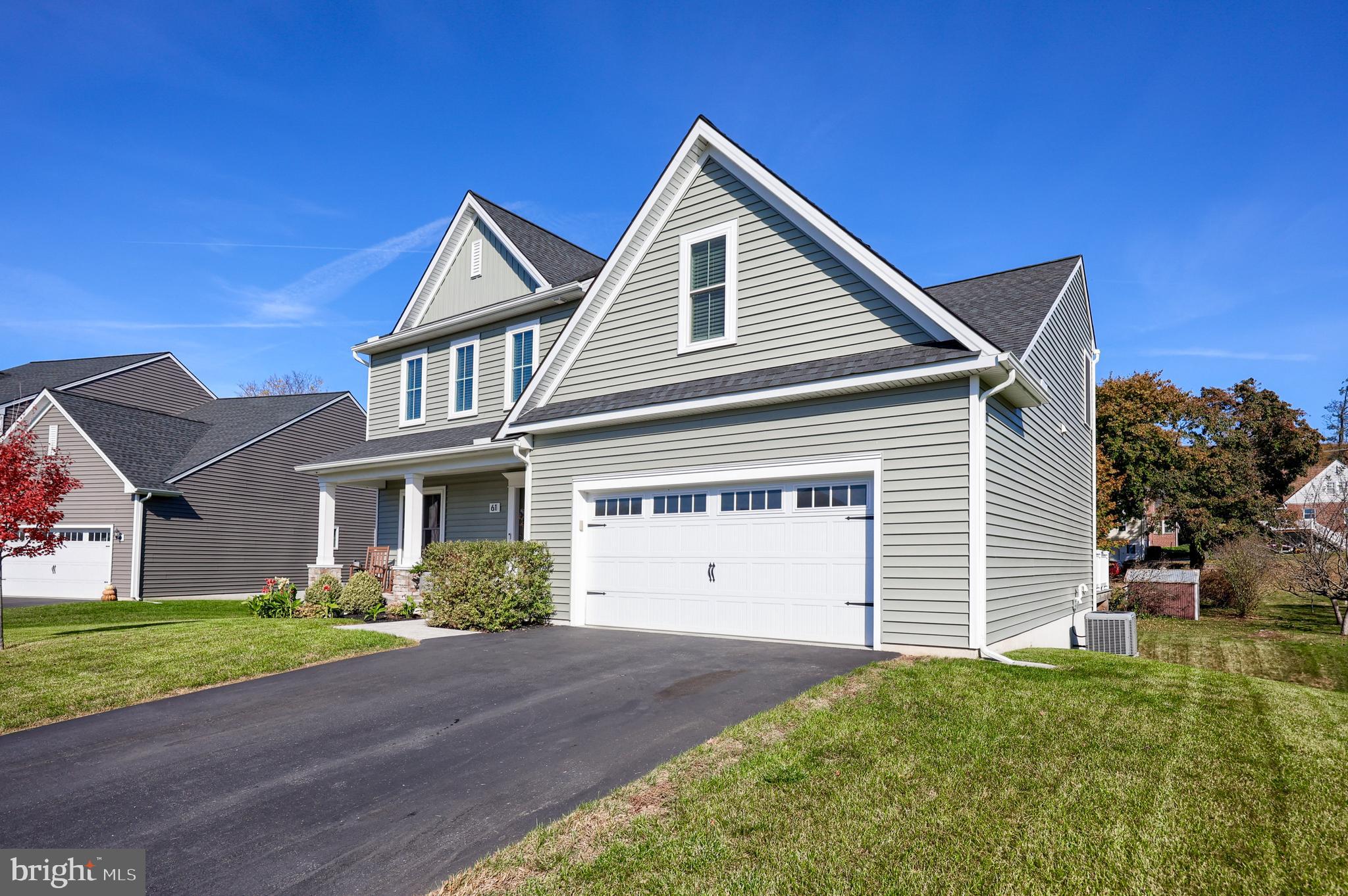 LAKESIDE VILLAS - Residential