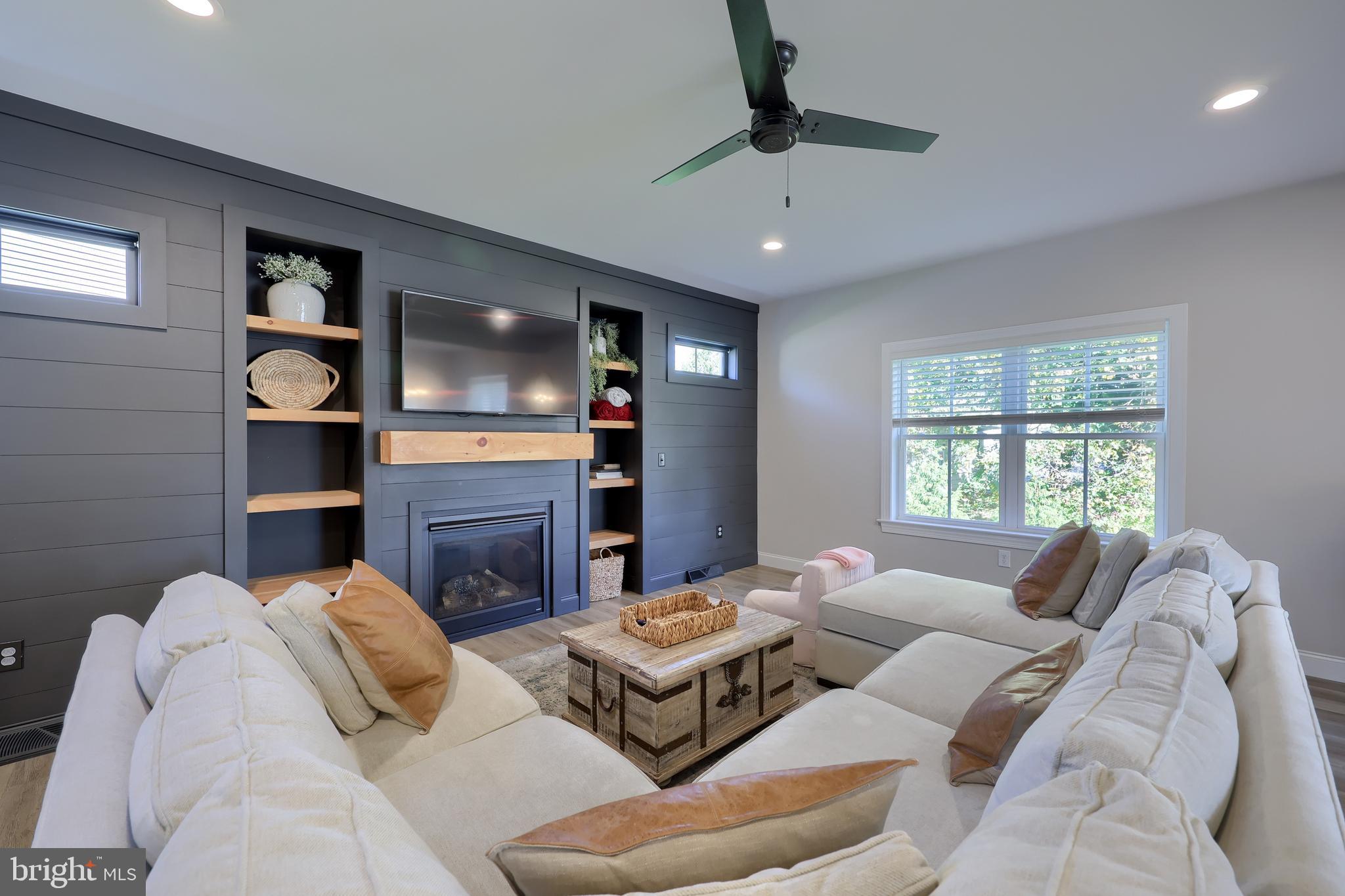 LAKESIDE VILLAS - Residential