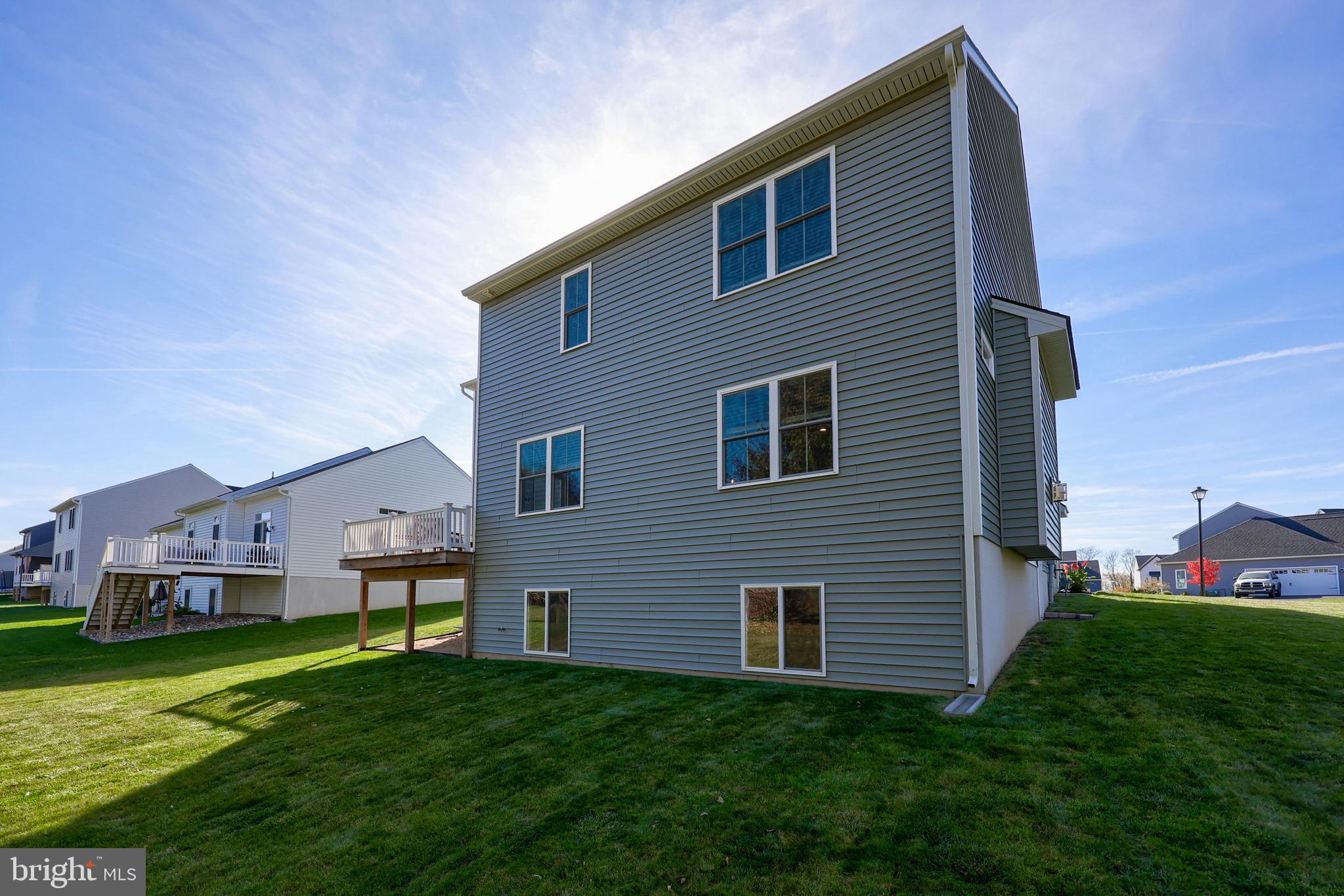 LAKESIDE VILLAS - Residential