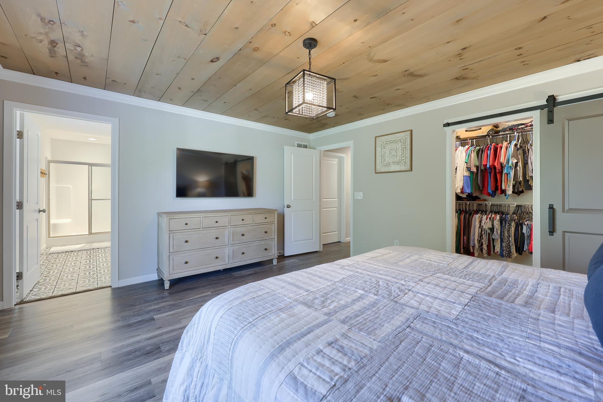 LAKESIDE VILLAS - Residential