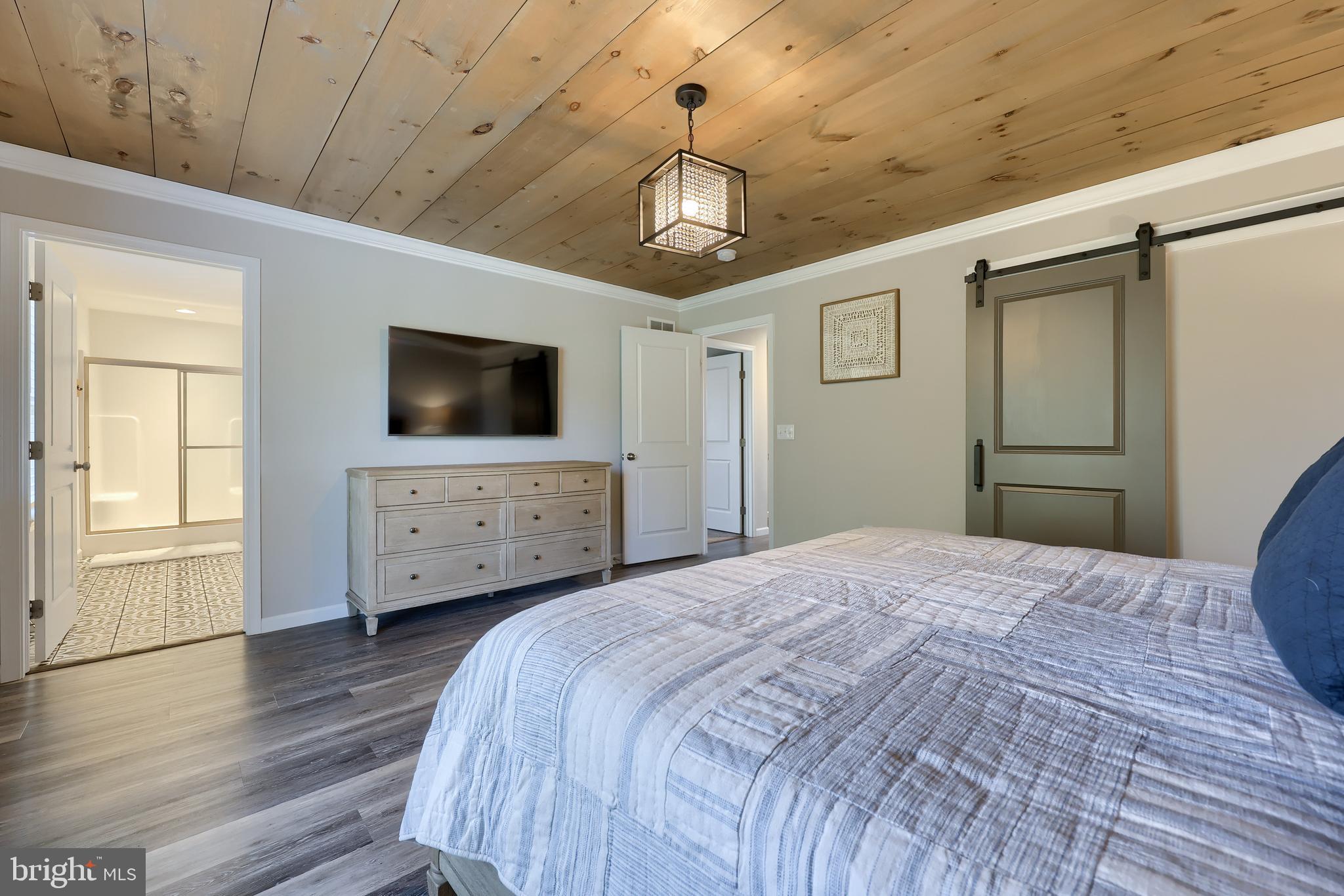 LAKESIDE VILLAS - Residential