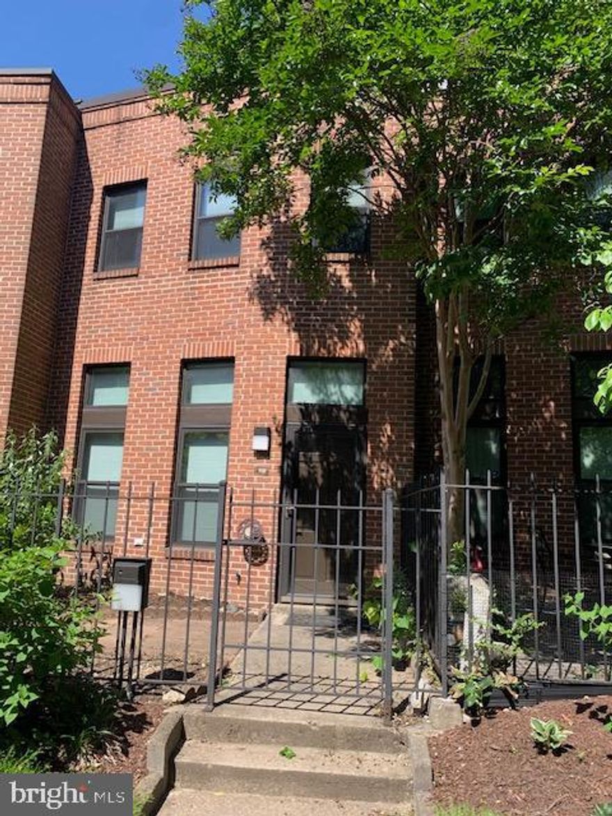 Welcome to Mount Vernon Mews! 
This wonderful rental is available for tenancy now!
This fabulous town home is in a gated community with gardens all around!
Providing 2 bedrooms, and 1  1/2 baths, this house is very spacious. 
A contemporary kitchen with a powder room and laundry in the back, the open floor concept makes entertaining a breeze.
Two entry levels: The 2nd level has the access to the parking spot - see photos.
This house comes with 1 parking spot and there is street parking on Read St., too.
PLEASE DO NOT APPLY ONLINE UNLESS YOU HAVE SEEN THE CONDO.
PROSPECTIVE TENANTS MUST HAVE CLEAN BACKGROUND, NO EVICTIONS AND CREDIT SCORE OF 680 or HIGHER.