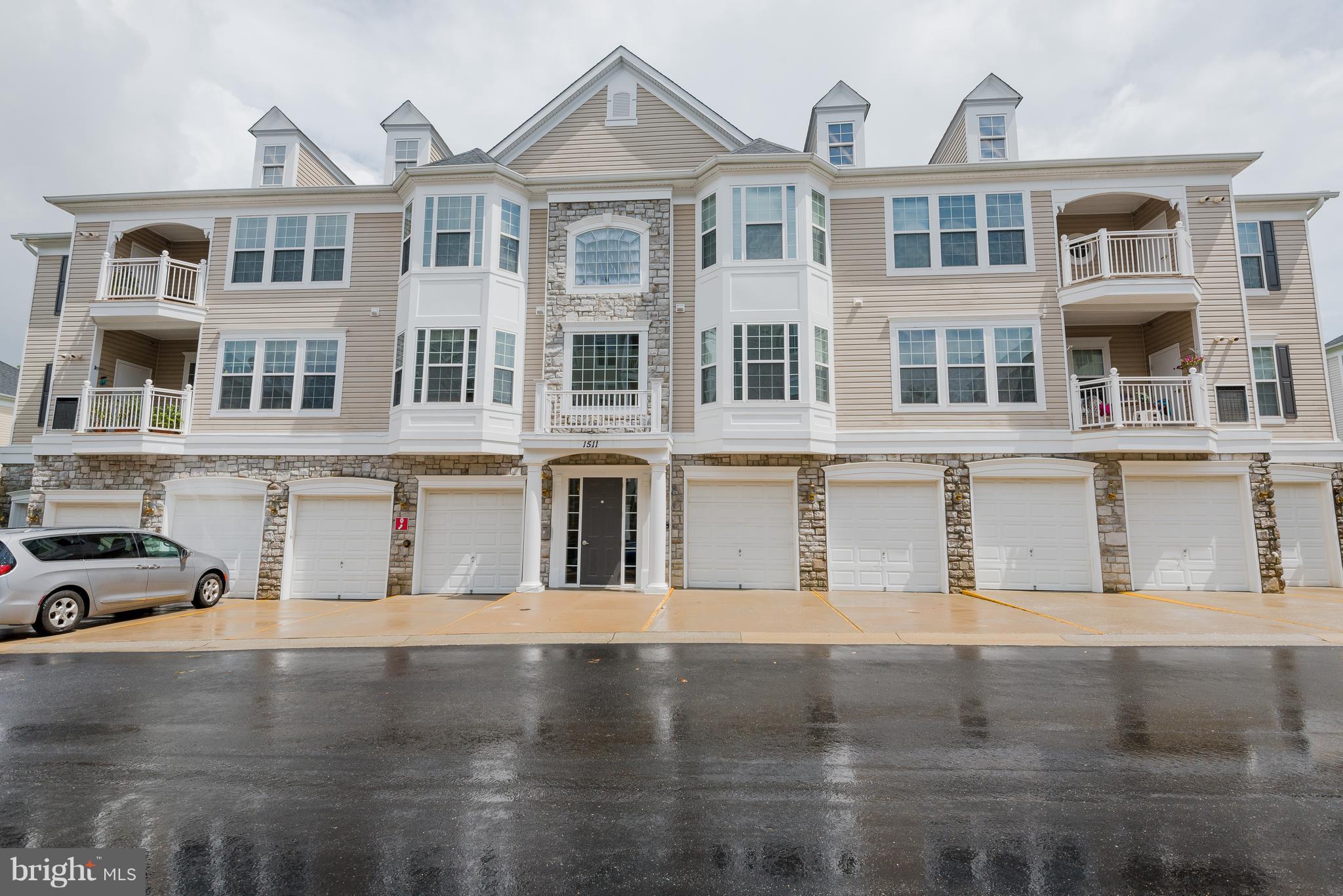 Well maintained 2BR unit with loft and 1 car garage. Hardwood floors, stainless steel appliances, granite countertops, recessed lights, crown molding throughout. Incredible community amenities with pool, clubhouse, library and fitness room. Easy access to Route 50 and Ritchie Hwy. Minutes away from Annapolis. A must see to believe.