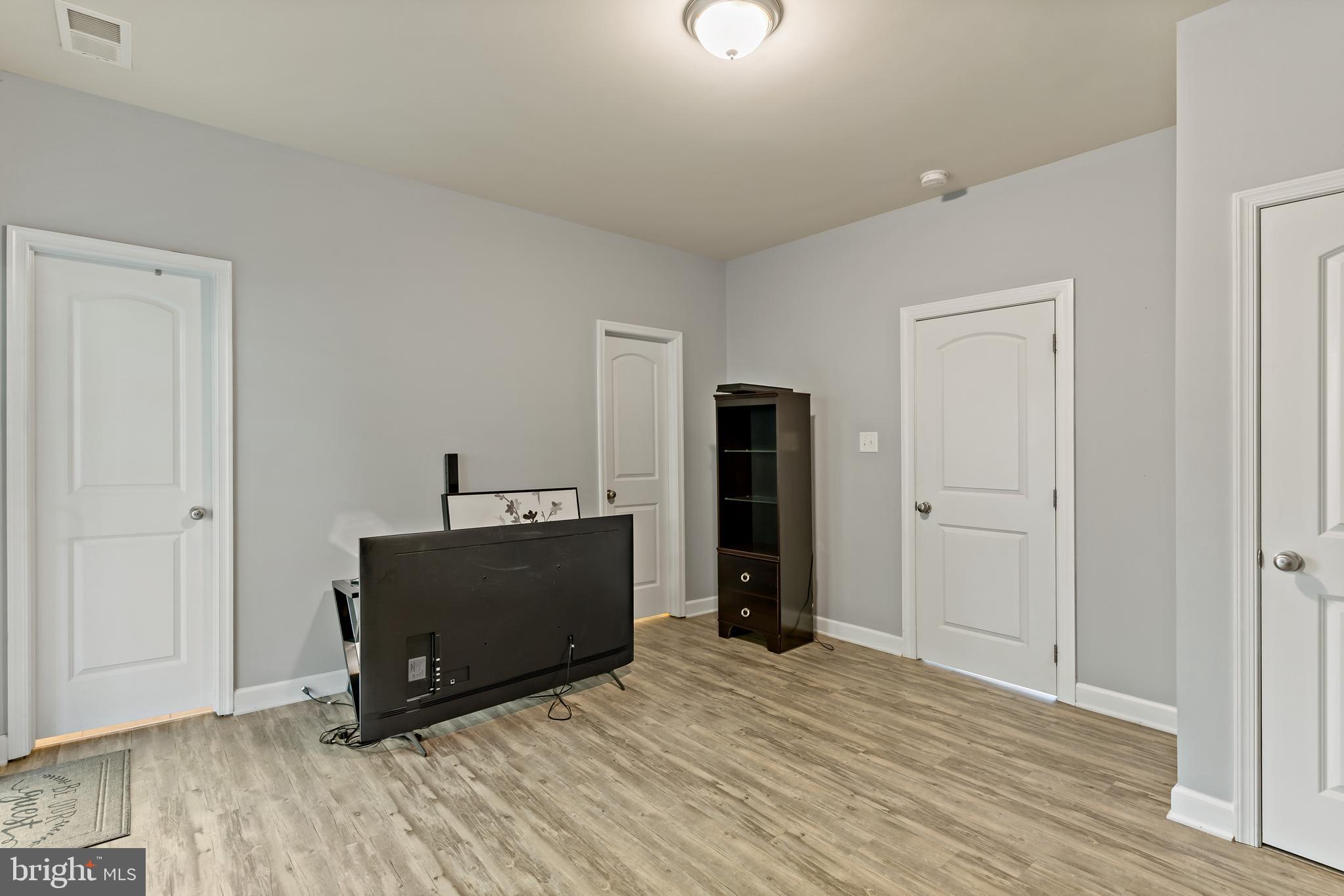 COLONIAL HILLS - Residential