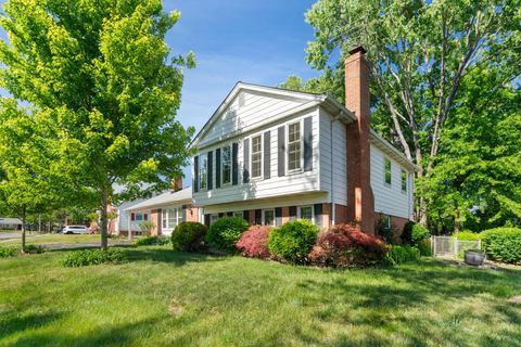 Photo of 5716 Glamis Drive, ALEXANDRIA, VA 22315 (MLS # VAFX2306580)