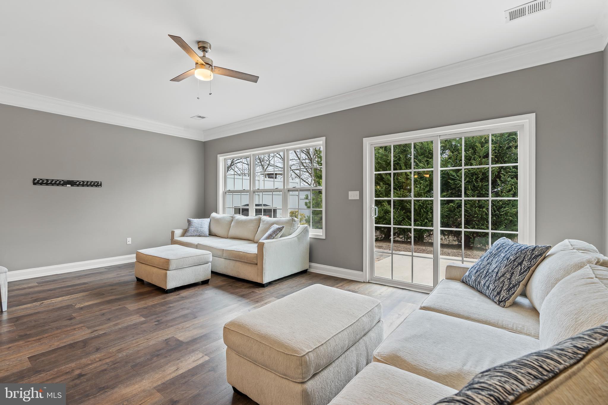 ROLLING HILLS - Residential