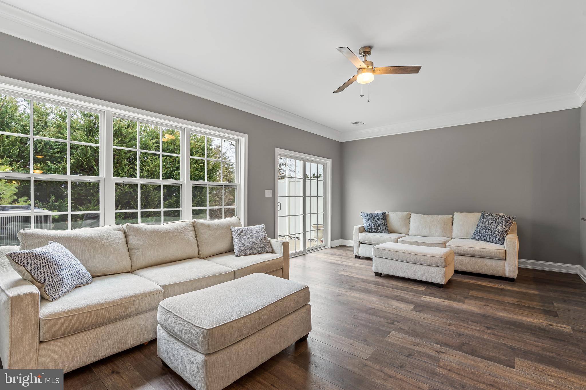 ROLLING HILLS - Residential