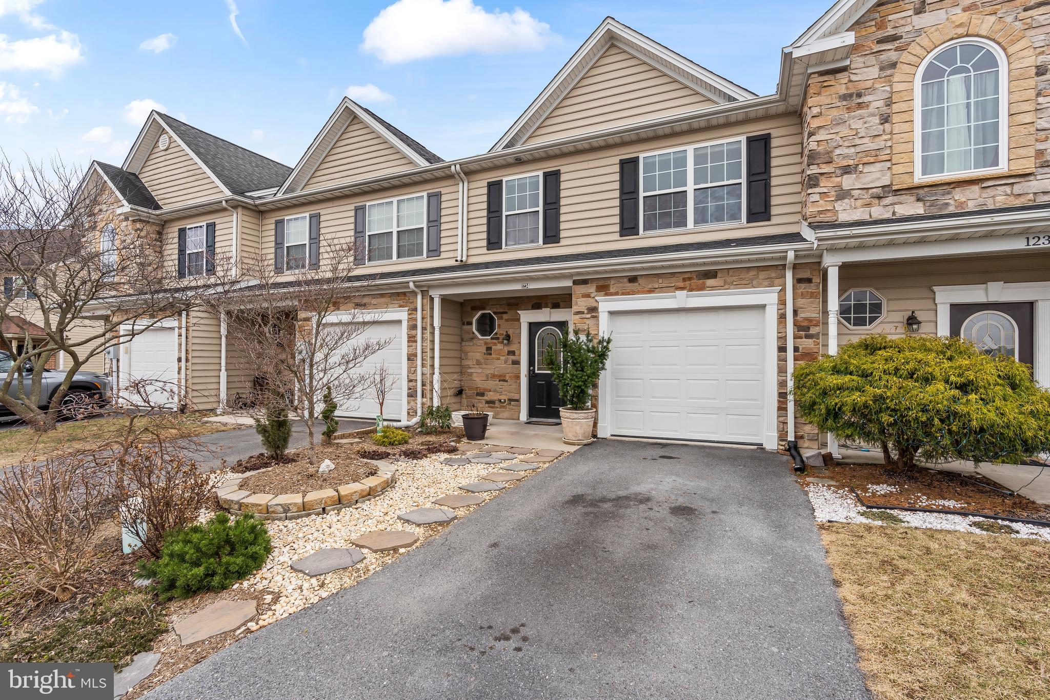 ROLLING HILLS - Residential