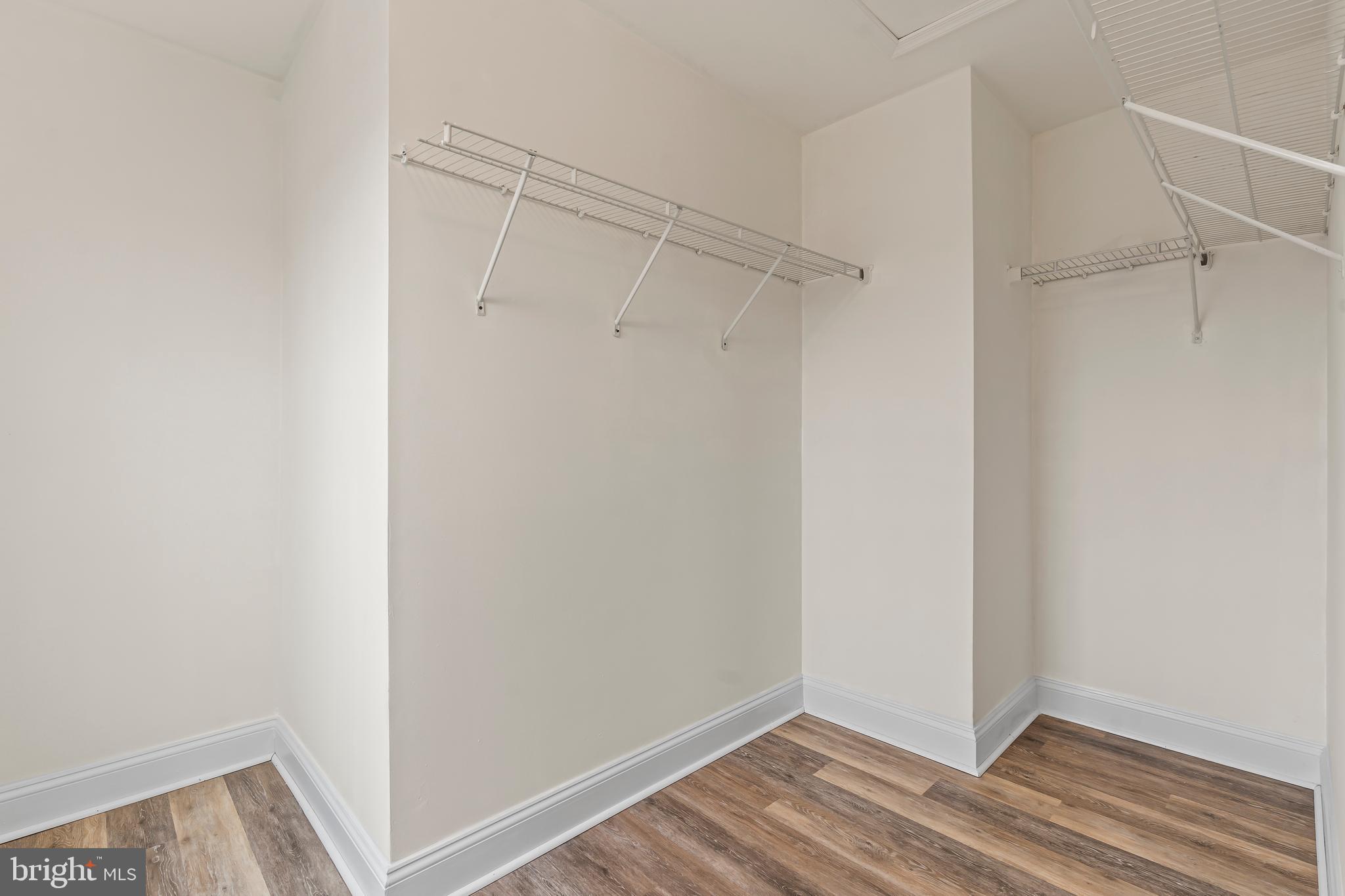 ROLLING HILLS - Residential