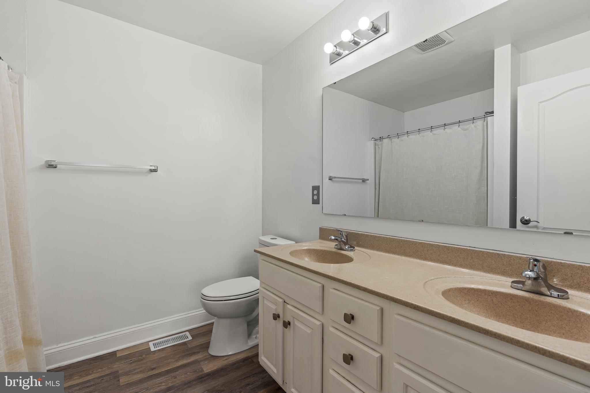 ROLLING HILLS - Residential