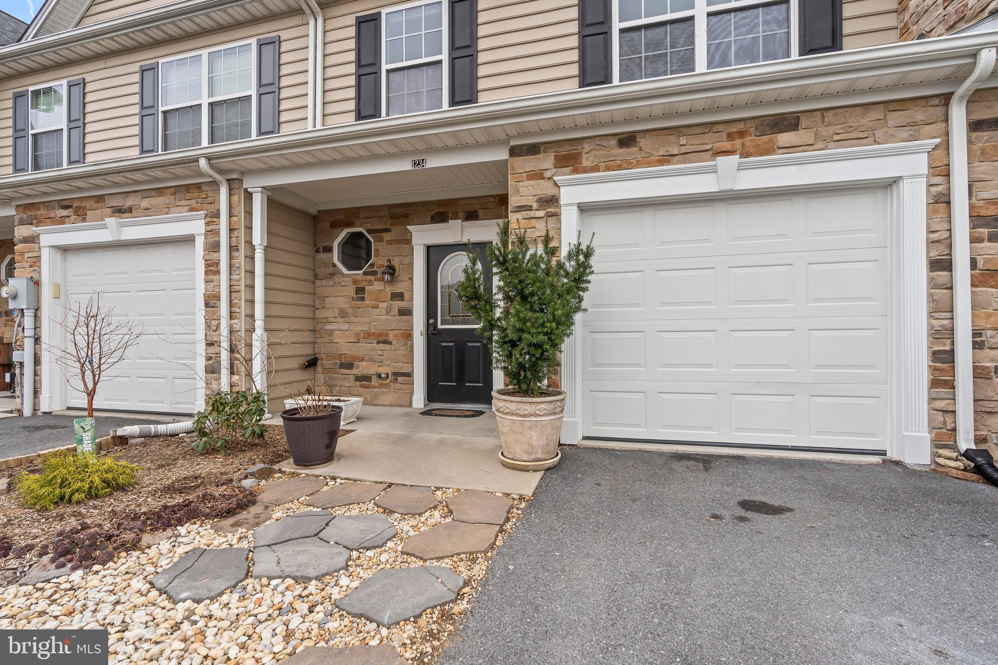 ROLLING HILLS - Residential