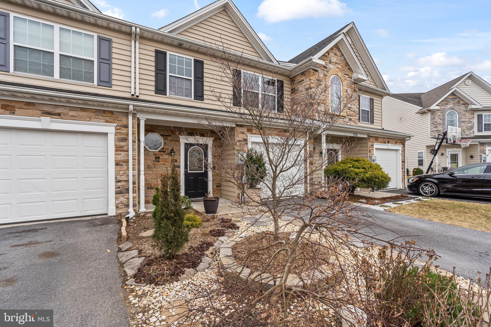 ROLLING HILLS - Residential