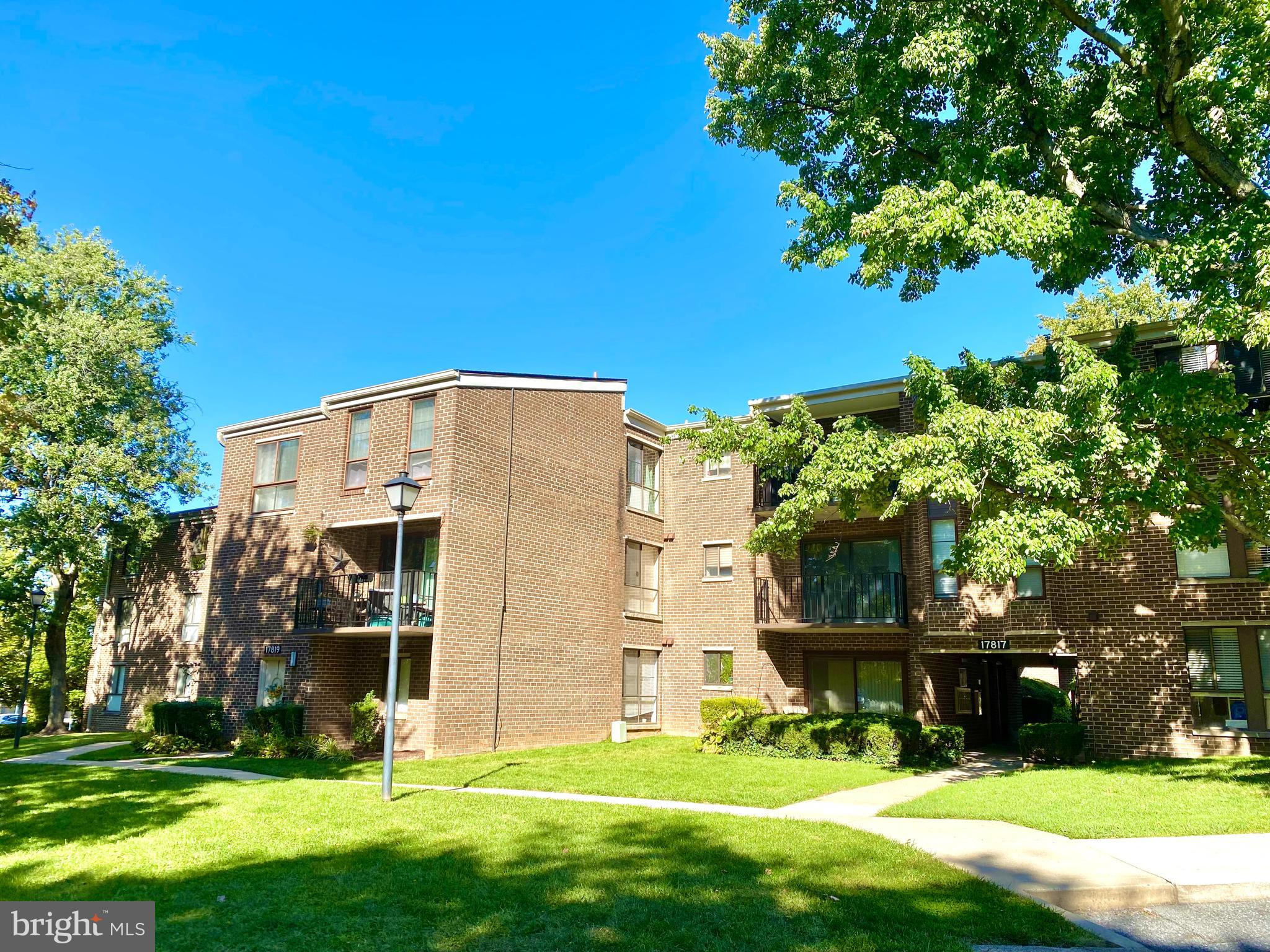 CAMELBACK VILLAGE - Residential