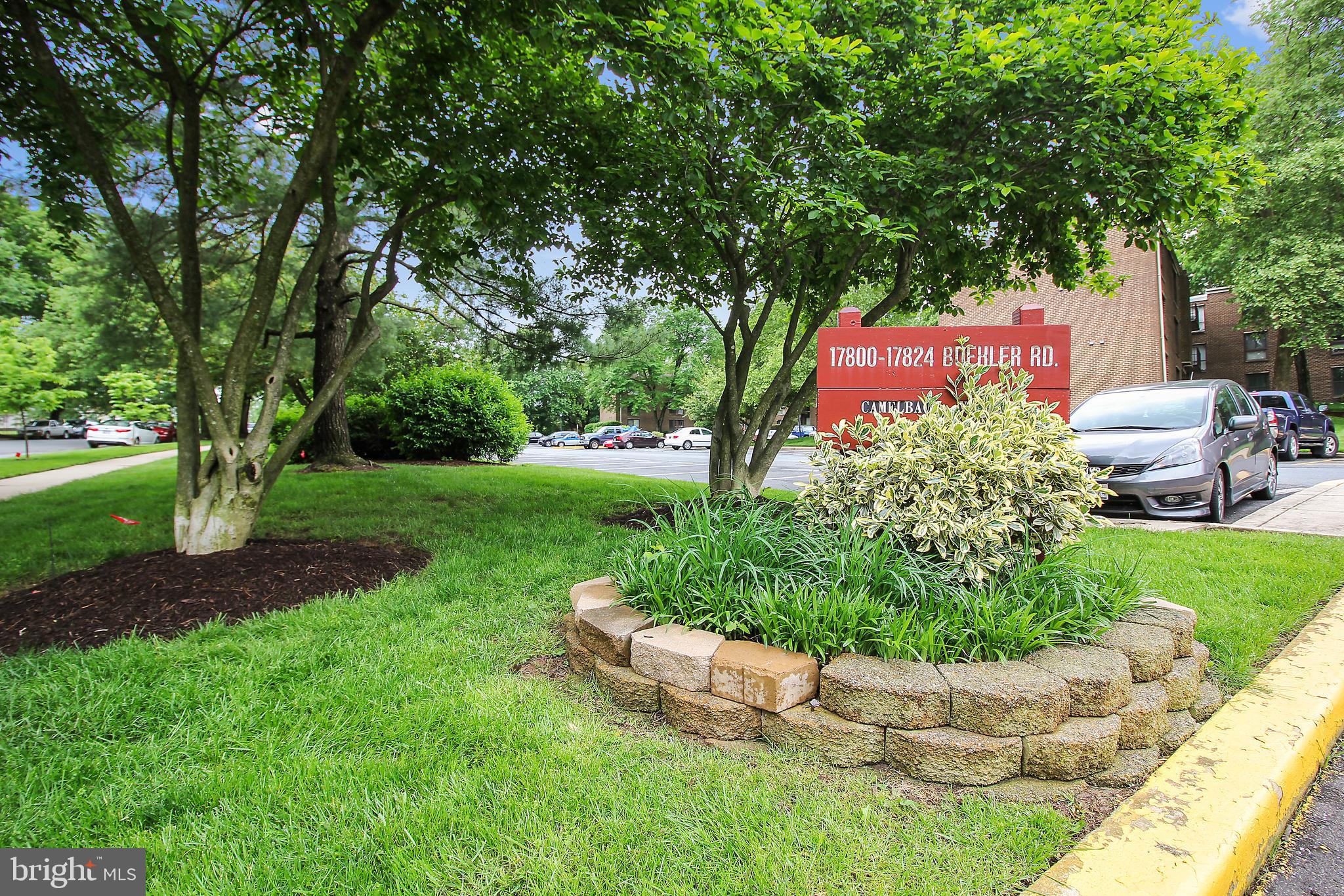 CAMELBACK VILLAGE - Residential