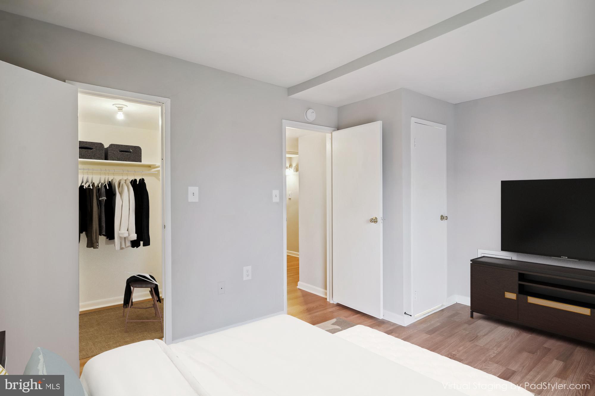 CAMELBACK VILLAGE - Residential