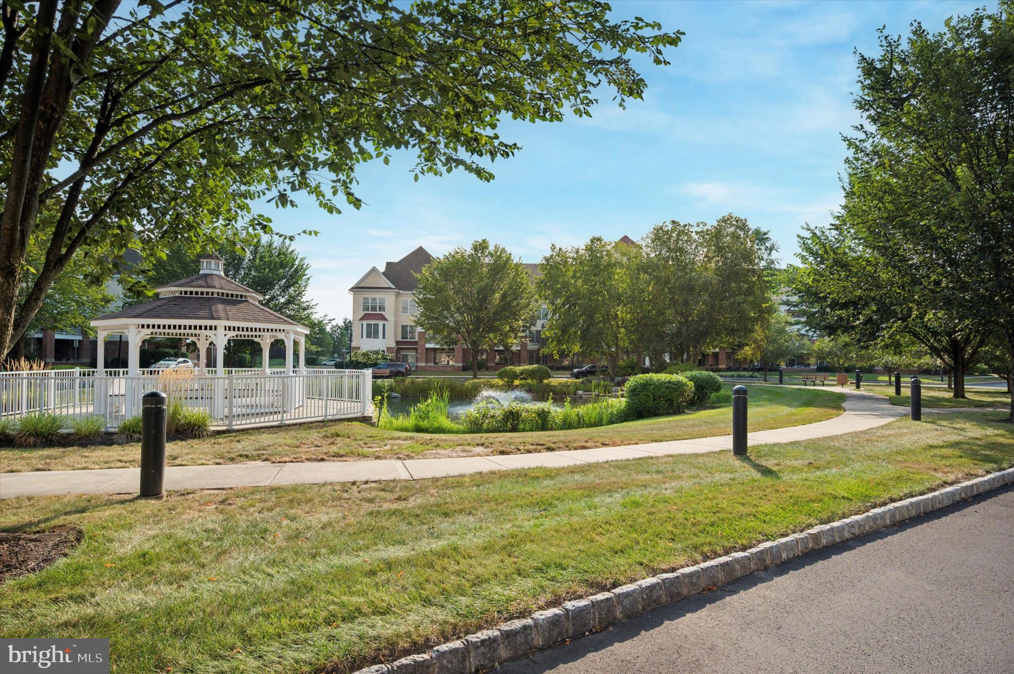 MERIDIAN VALLEY SQ - Residential