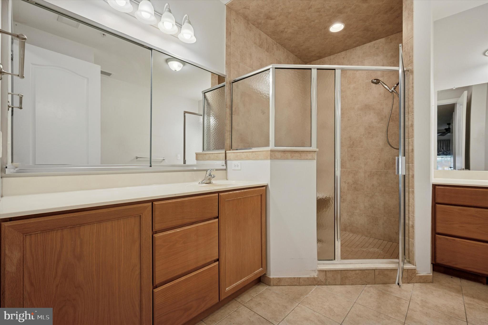 MERIDIAN VALLEY SQ - Residential