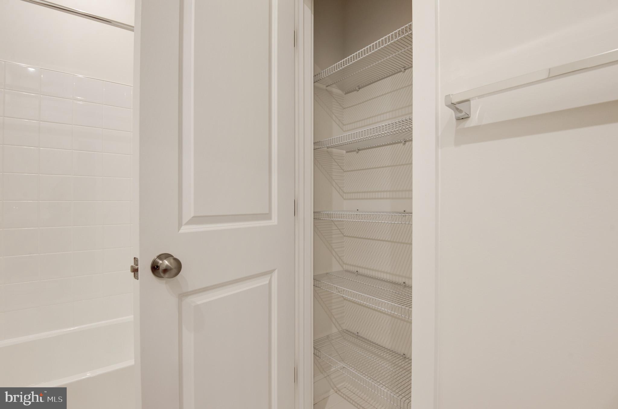 LAKE FREDERICK - Residential Lease