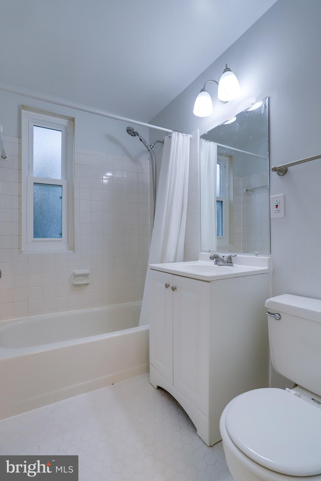 ARLINGTON OAKS - Residential Lease