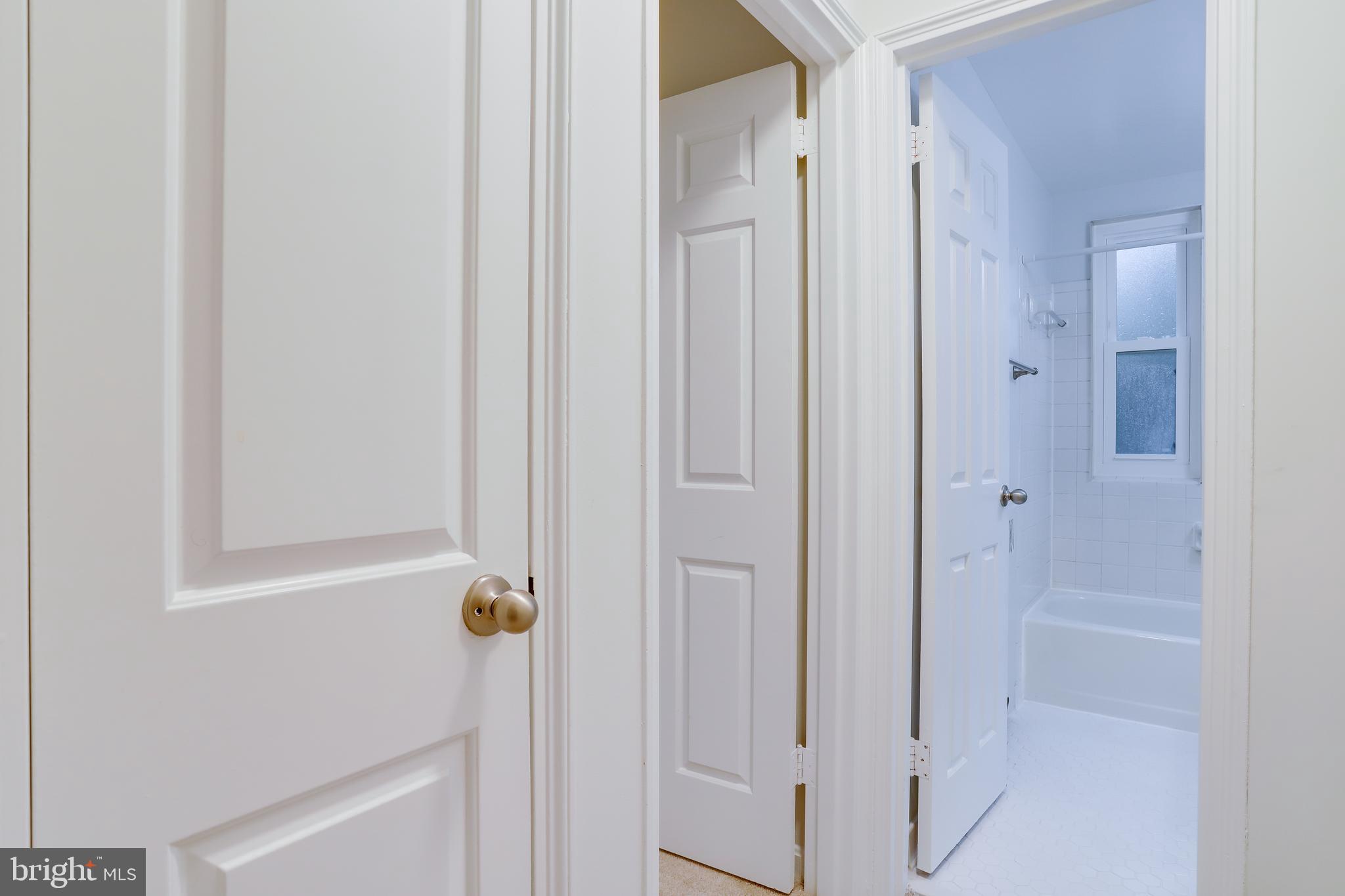 ARLINGTON OAKS - Residential Lease