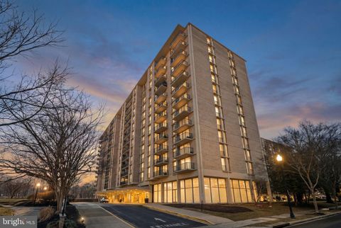 Photo of 4600 S Four Mile Run Drive S #927, ARLINGTON, VA 22204 (MLS # VAAR2073094)