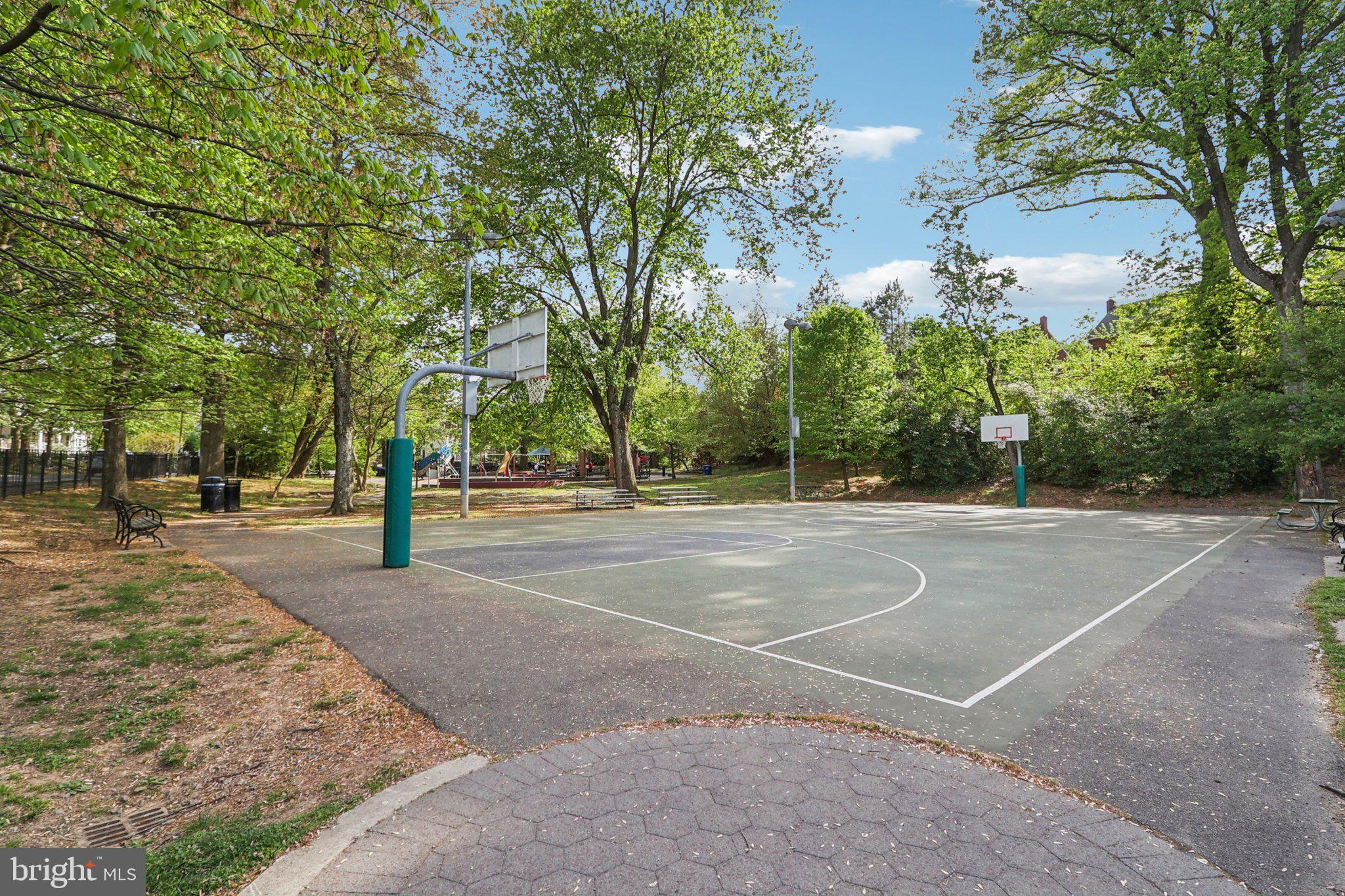 LYON VILLAGE - Residential