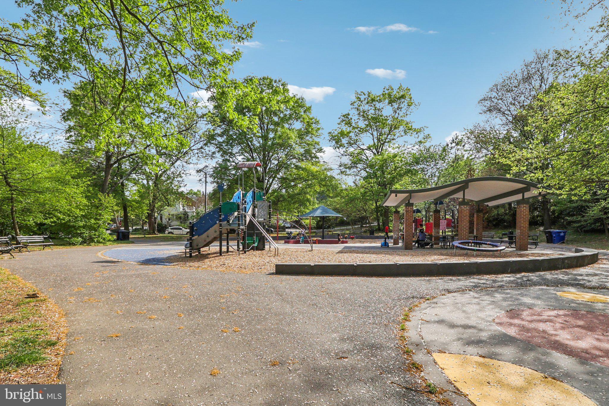 LYON VILLAGE - Residential