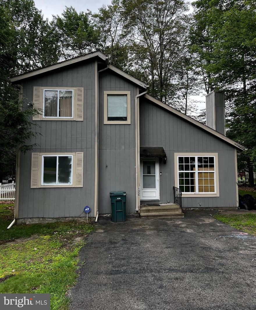 Investor's Dream: Charming 3-Bedroom, 1.5-Bathroom investment property Zoned for Airbnb

Welcome to your next lucrative investment opportunity! This charming 3-bedroom, 1.5-bathroom property presents an exceptional chance to own a piece of real estate in a prime location that's perfectly suited for Airbnb hosting. Situated in a sought-after neighborhood, this property offers both comfort and convenience, making it an attractive choice for travelers seeking a home-away-from-home experience.
Come secure your investment in a gated community!!!