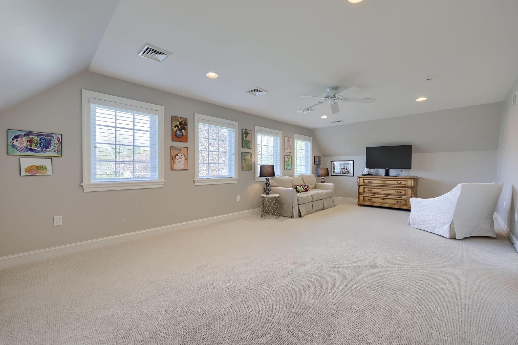WELLESLEY MANOR - Residential