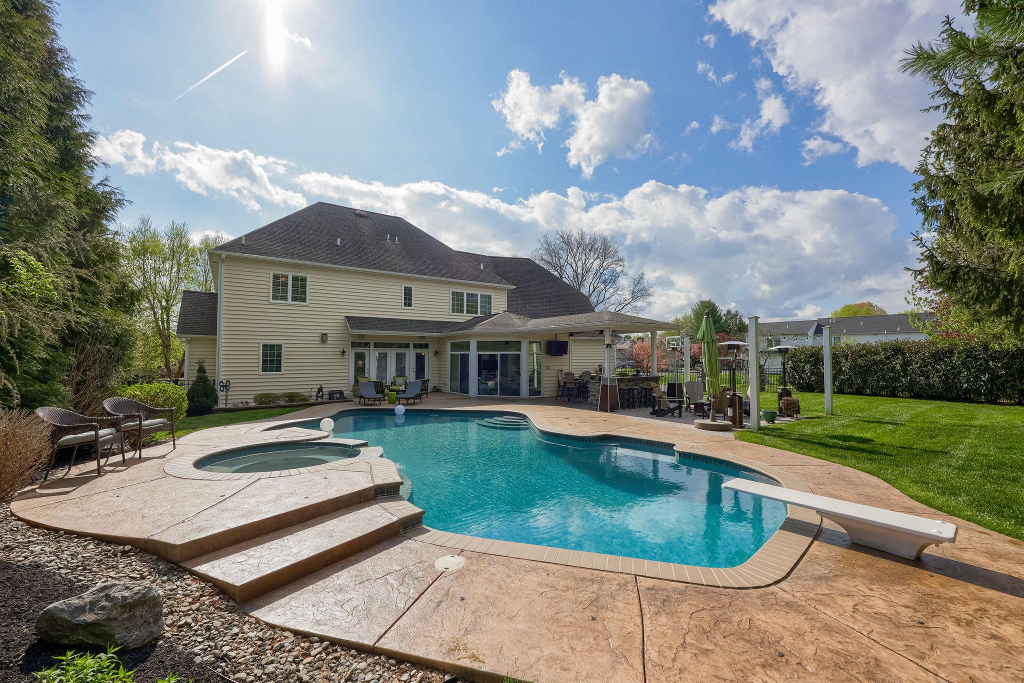 WELLESLEY MANOR - Residential