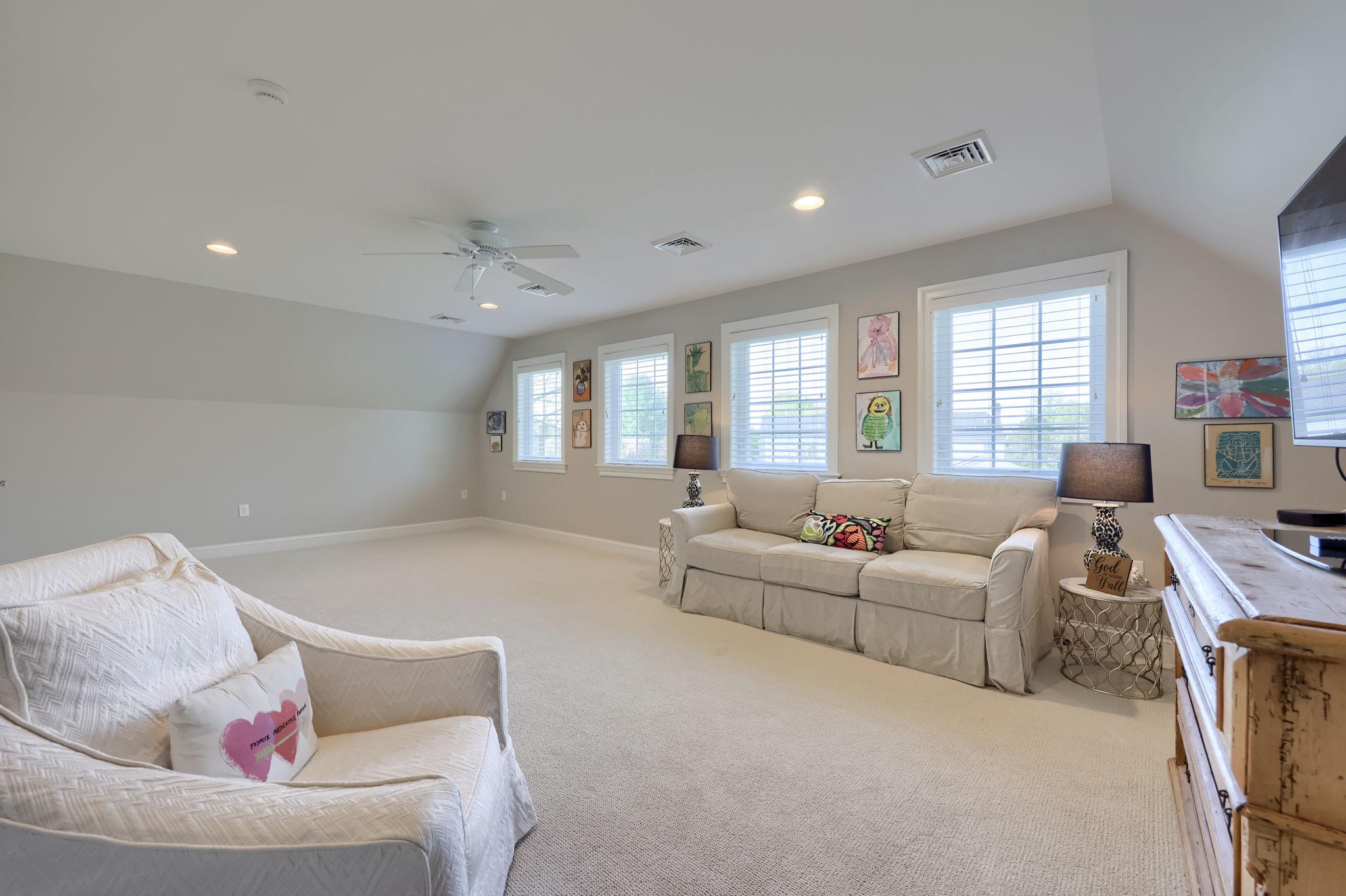 WELLESLEY MANOR - Residential