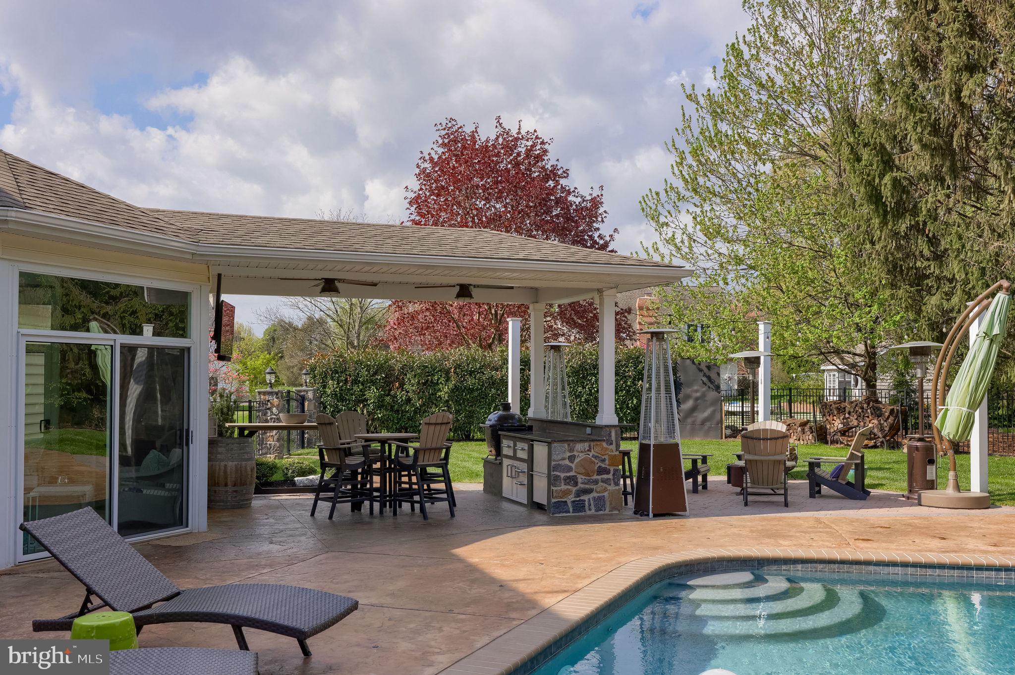 WELLESLEY MANOR - Residential