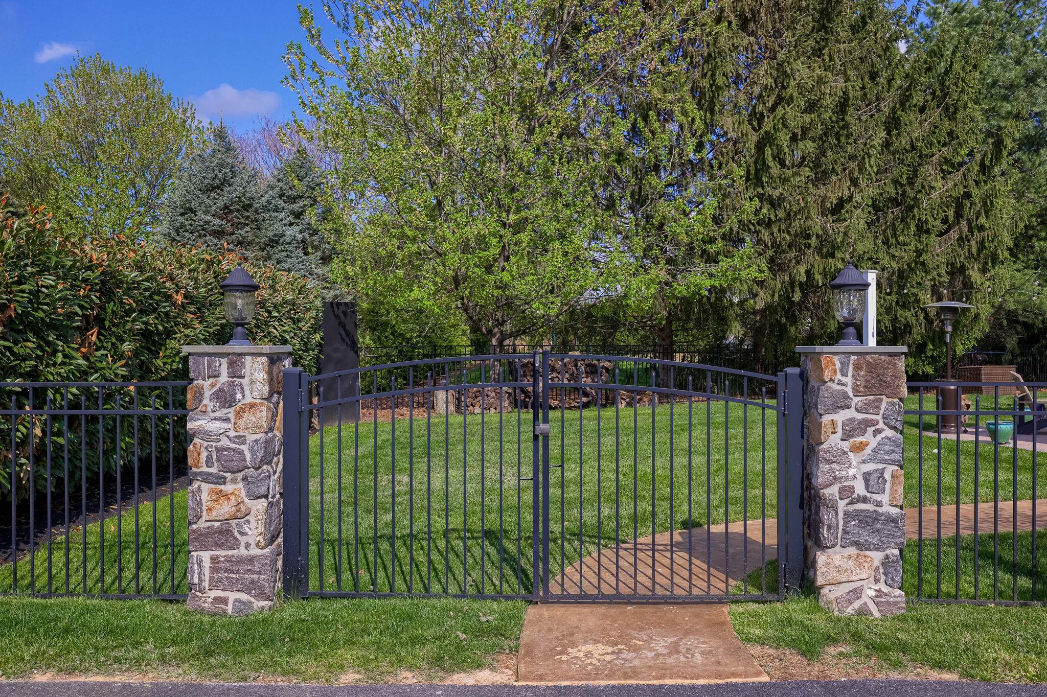 WELLESLEY MANOR - Residential