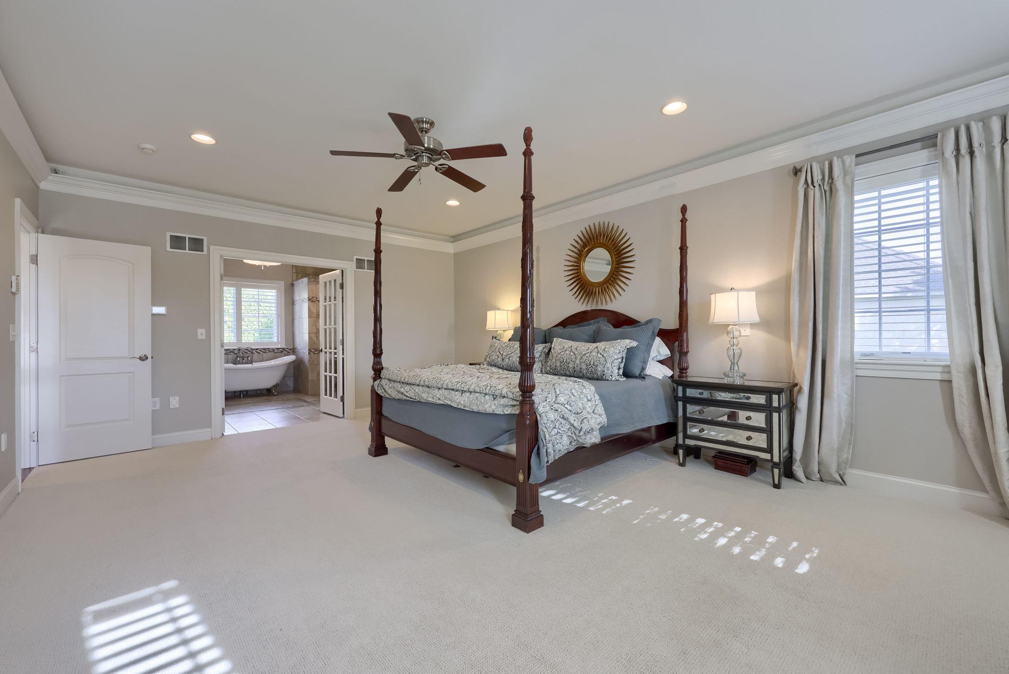 WELLESLEY MANOR - Residential
