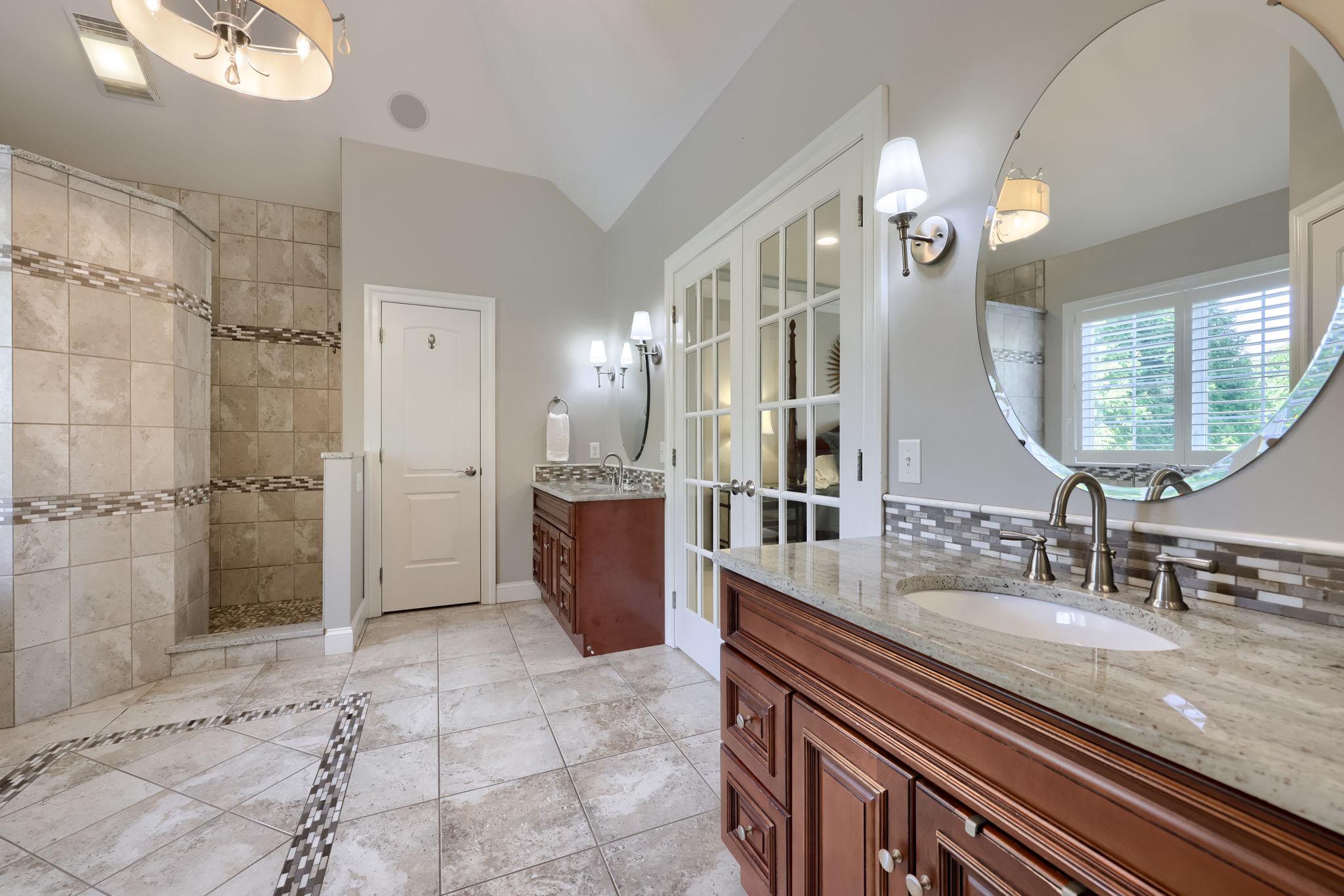 WELLESLEY MANOR - Residential
