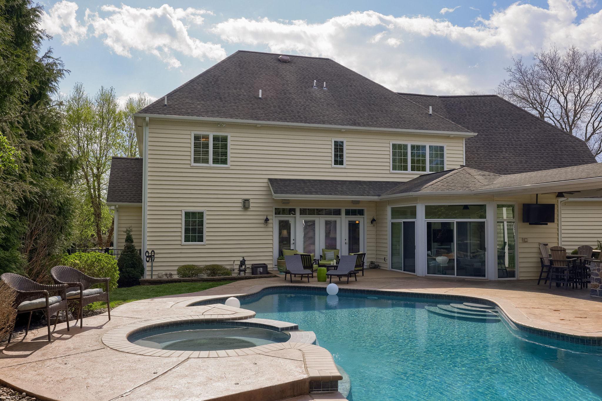 WELLESLEY MANOR - Residential