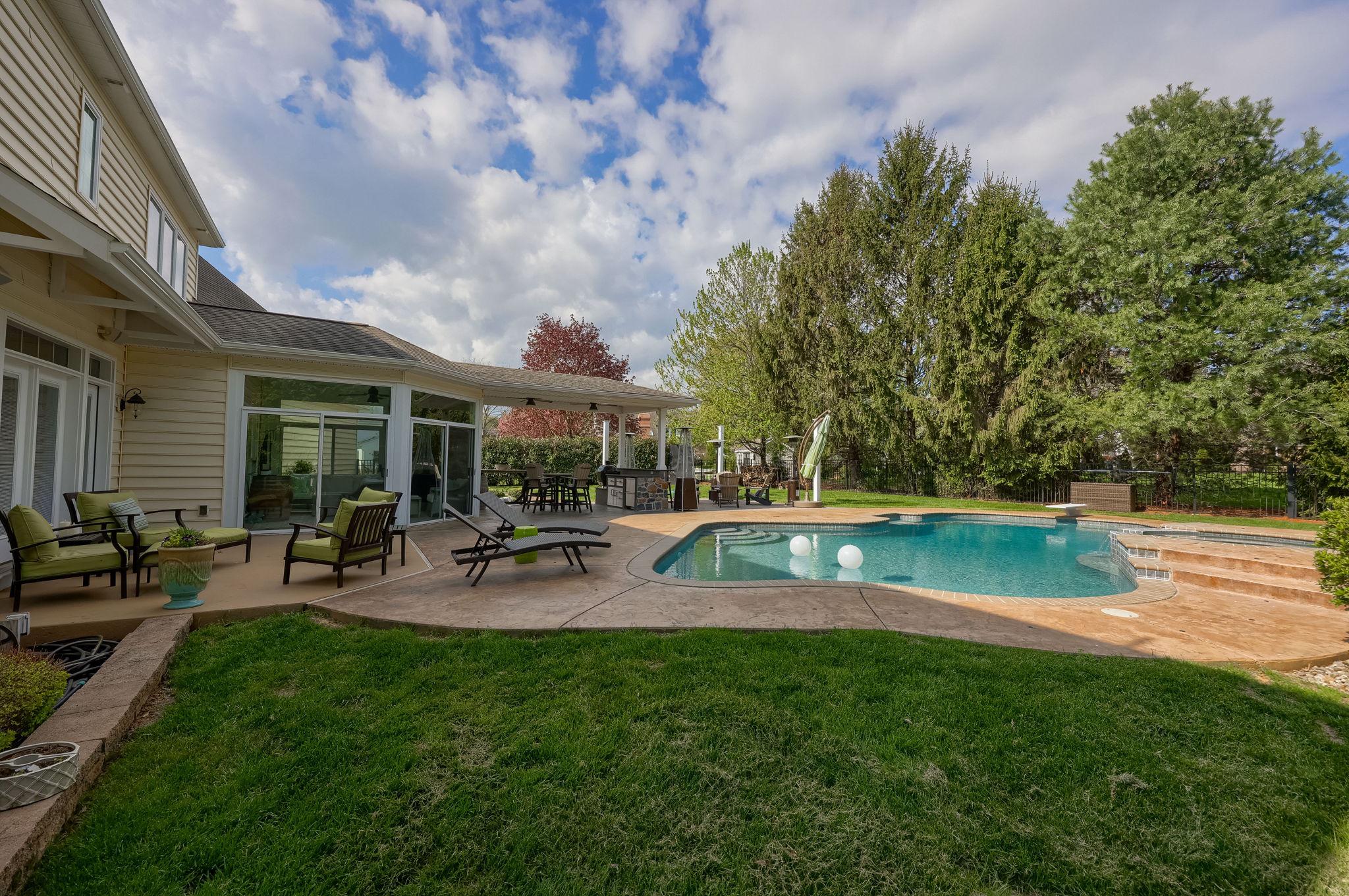 WELLESLEY MANOR - Residential