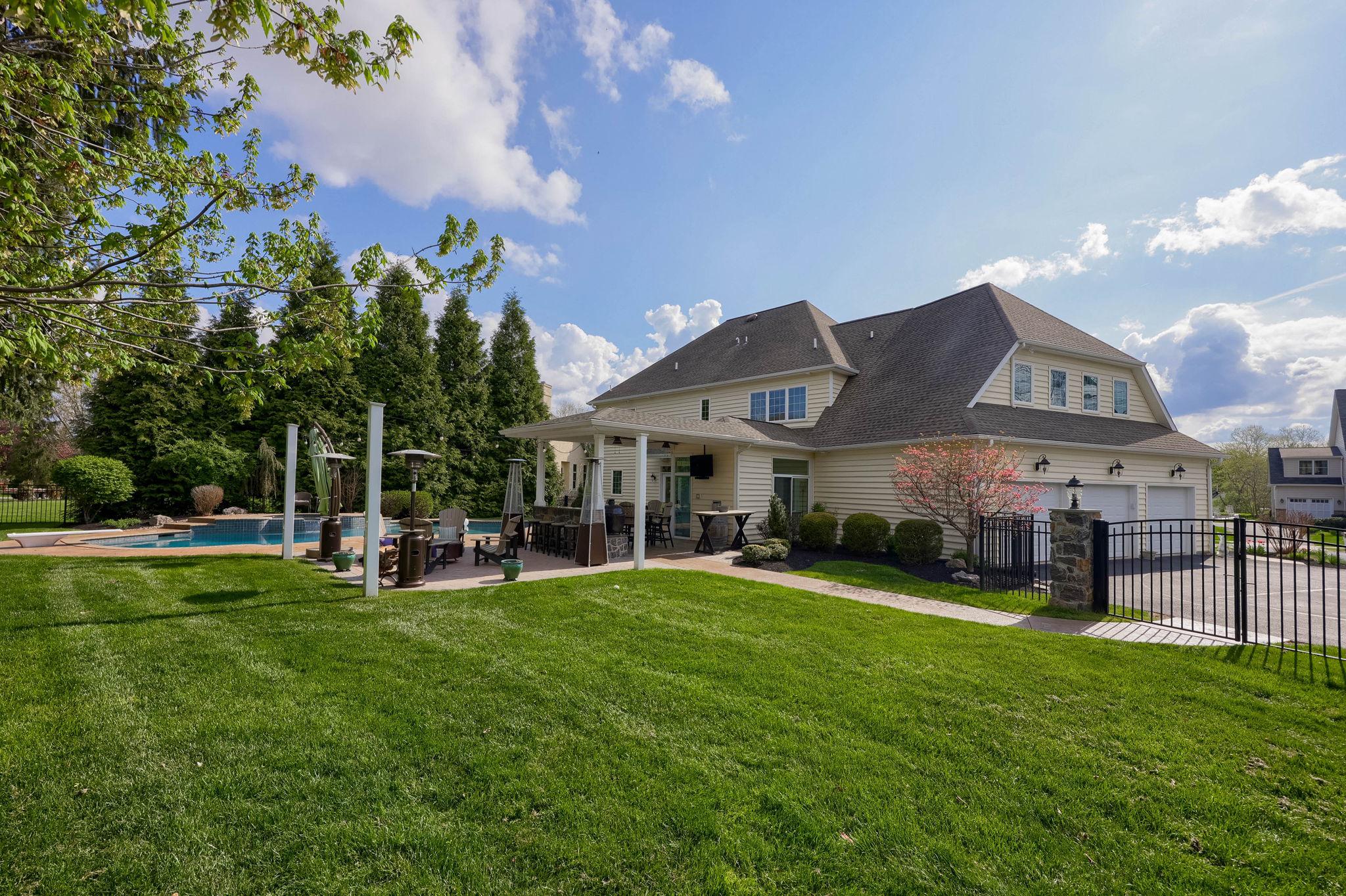 WELLESLEY MANOR - Residential